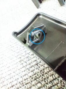 アンダートレイ取っ手が変形している写真