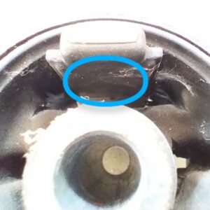 エンジンマウント後ろの接触痕
