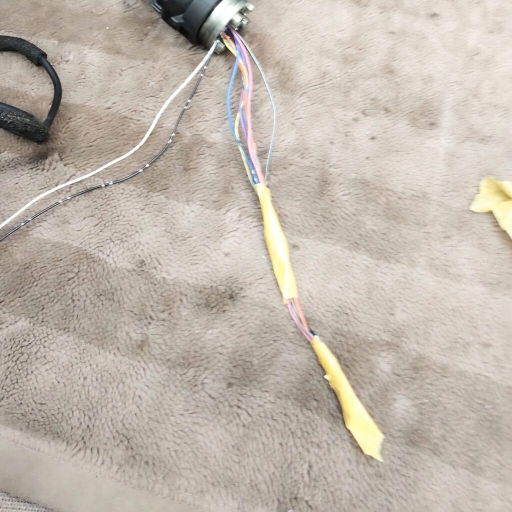 配線を2つに分けて束ねる