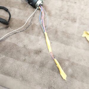 配線を2つに分けて束ねる